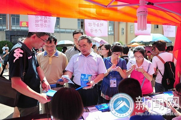 校党委书记田银华一行视察迎新动态
