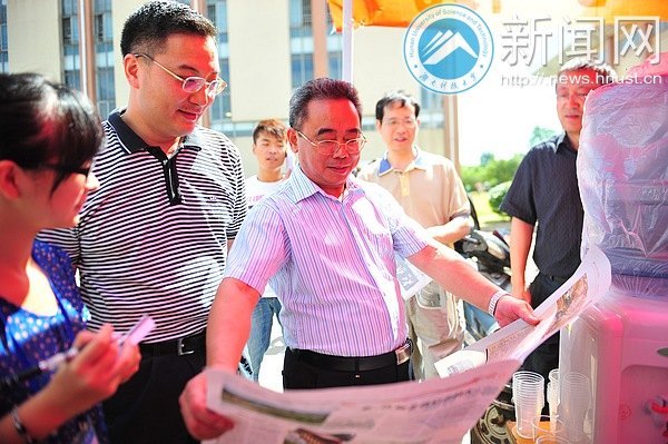 校党委书记田银华一行视察迎新动态