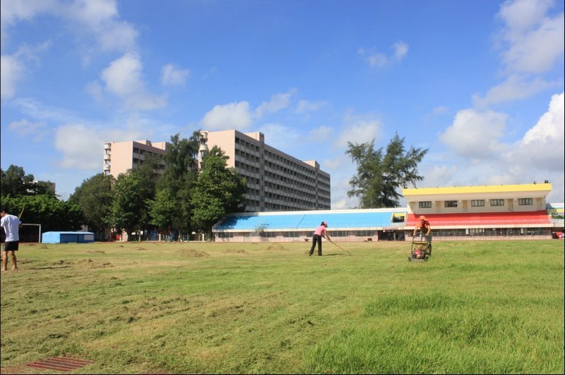 体育学系为迎接新生军训开展田径场草坪修剪清洁工作