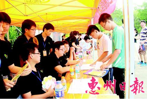 【惠州学院】学校设绿色通道贫困生顺利入学