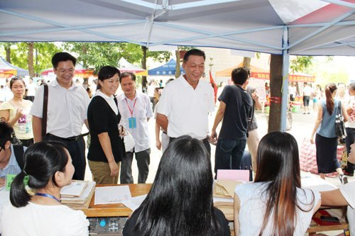 喜迎广西师范学院2012级新生报到入学