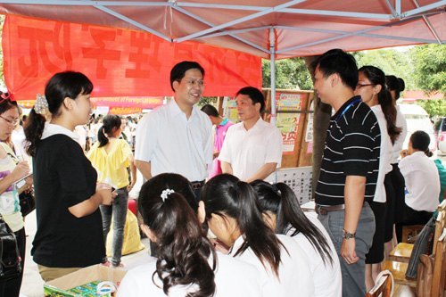 喜迎广西师范学院2012级新生报到入学