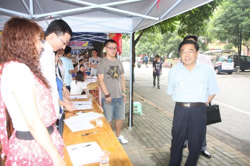 喜迎广西师范学院2012级新生报到入学