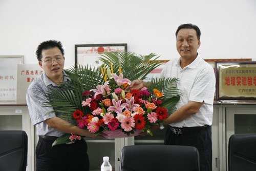 学校领导率队慰问教师代表