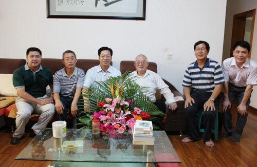 学校领导率队慰问教师代表