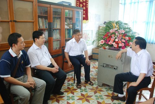 学校领导率队慰问教师代表