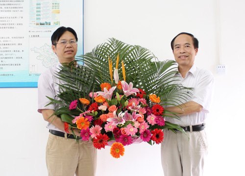 学校领导率队慰问教师代表