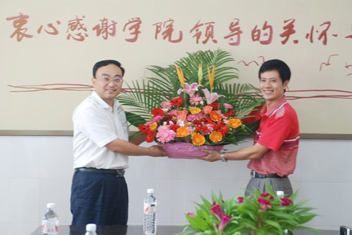 学校领导率队慰问教师代表