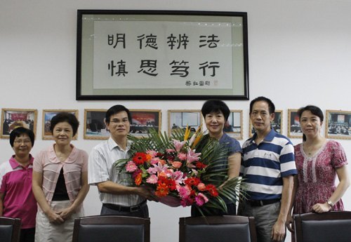 学校领导率队慰问教师代表