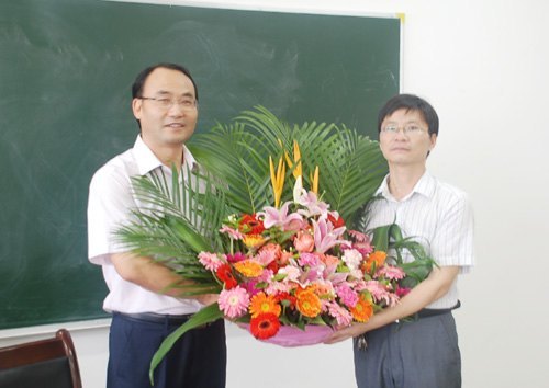 学校领导率队慰问教师代表