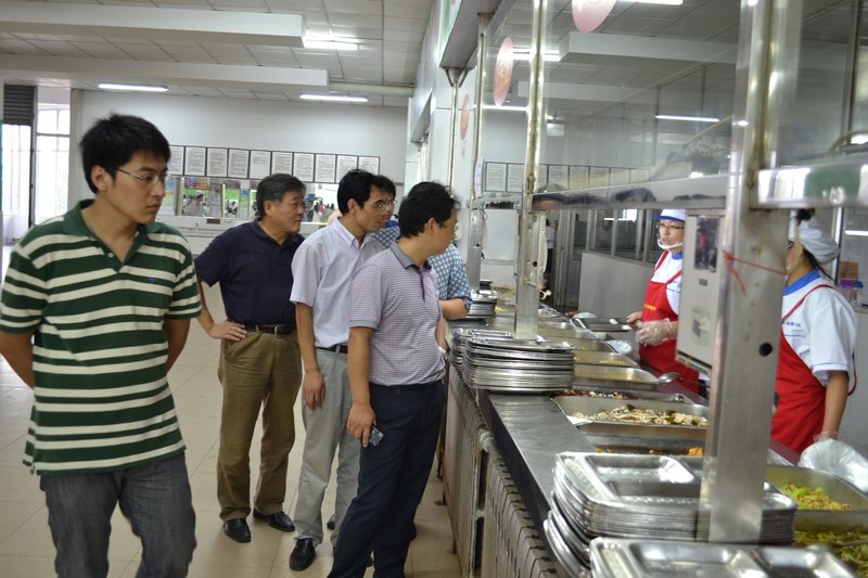 学院领导走访新生宿舍、餐厅