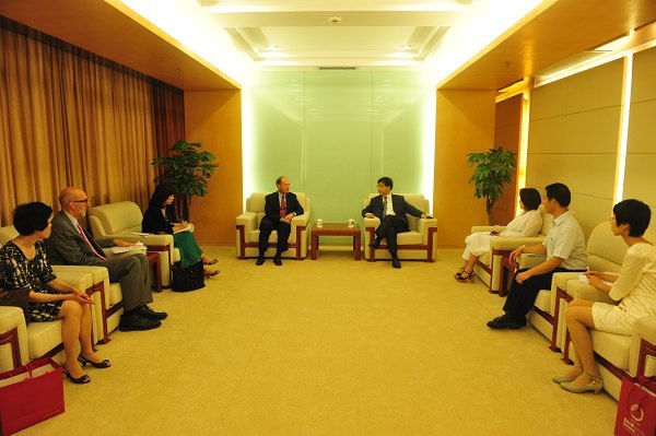 徐明稚校长会见美国驻上海总领事馆葛瑞风总领事一行