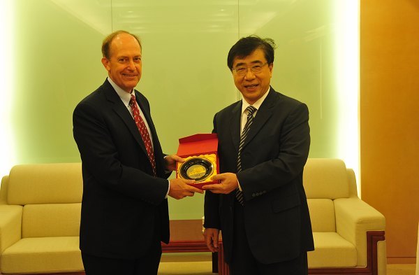 徐明稚校长会见美国驻上海总领事馆葛瑞风总领事一行