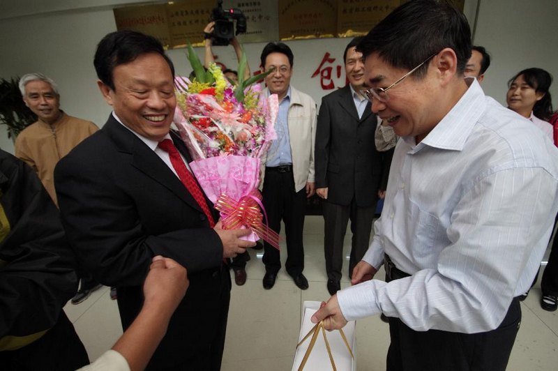 省委书记袁纯清教师节来校慰问并视察指导