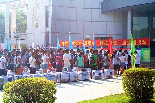 “绿色通道”送温暖 新生入学无困难