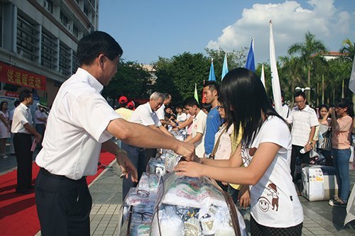“绿色通道”送温暖 新生入学无困难