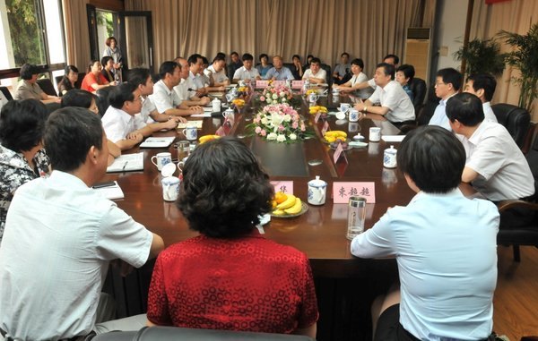 束束鲜花蕴真情 句句寄语赋鼓励 常州市委书记阎立来常州工学院看望慰问广大教师