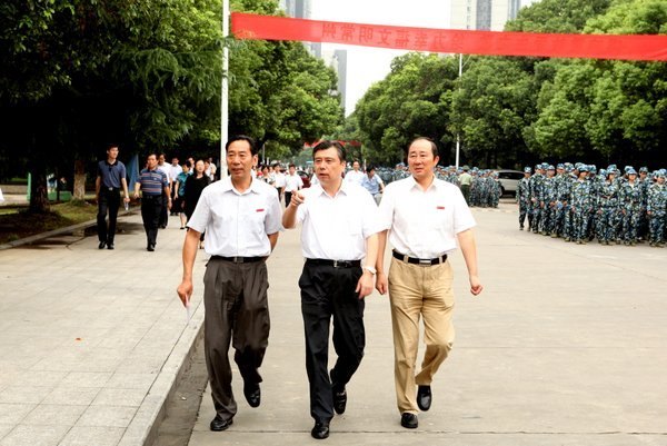 束束鲜花蕴真情 句句寄语赋鼓励 常州市委书记阎立来常州工学院看望慰问广大教师