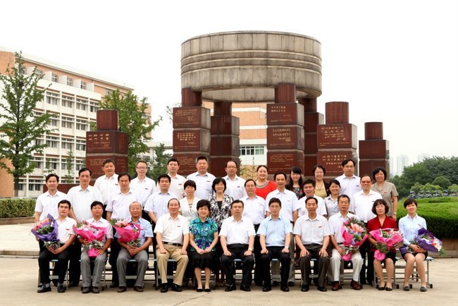 束束鲜花蕴真情 句句寄语赋鼓励 常州市委书记阎立来常州工学院看望慰问广大教师
