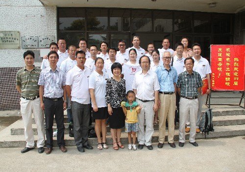 99级机械电子工程班校友重归母校举行校庆座谈会