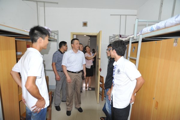 副校长张颖江调研计算机学院并走访学生宿舍