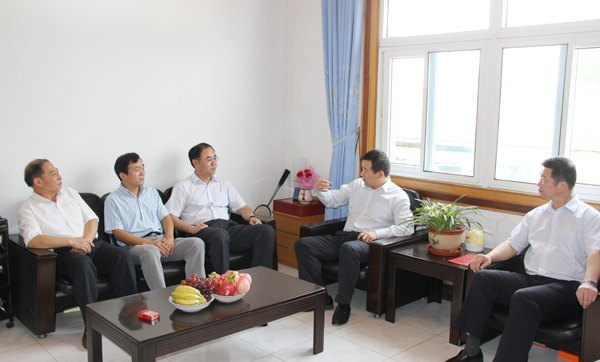 六安市领导在教师节慰问皖西学院教师