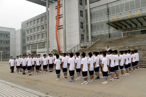 燕山大学里仁学院2012级新生军训圆满结束
