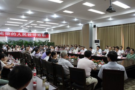 校领导与教师代表座谈 共庆第28个教师节