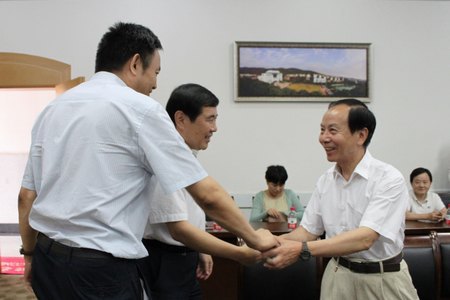 校领导与教师代表座谈 共庆第28个教师节