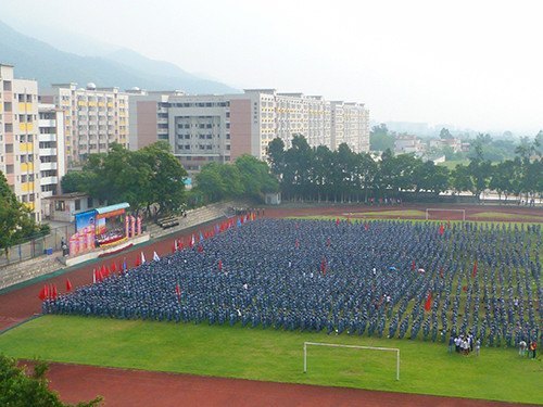 2012级新生参加开学典礼 开启大学生活新篇章