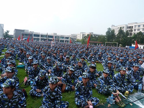 2012级新生参加开学典礼 开启大学生活新篇章