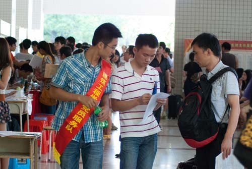 建筑工程学院求是社组织党员迎新服务队