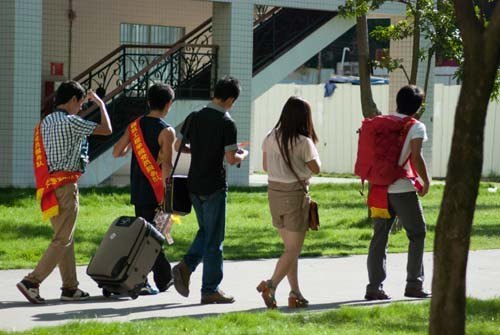 建筑工程学院求是社组织党员迎新服务队