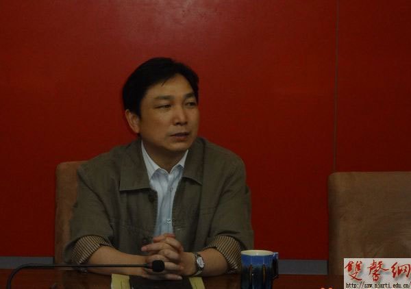 张策华主持召开会议 研究部署新学期后勤、安保等工作