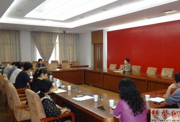 张策华主持召开会议 研究部署新学期后勤、安保等工作