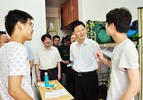 吴蔚荣市长来校调研慰问教职工