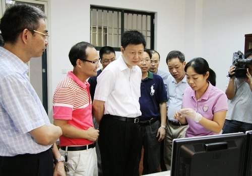 吴蔚荣市长来校调研慰问教职工