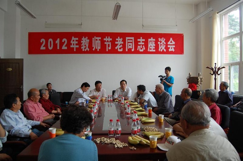 校领导教师节慰问离退休老干部