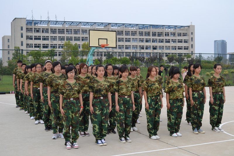 烟台大学文经学院2012级新生军训火热进行