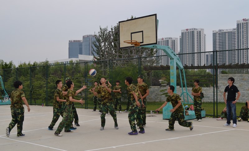 烟台大学文经学院2012级新生军训火热进行