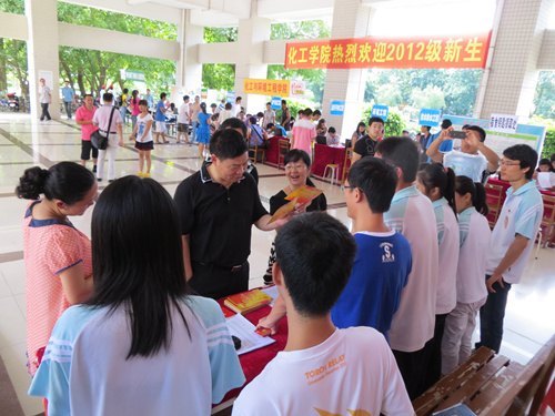化工学院全力以赴做好迎新工作