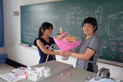 国交学院学生自发开展“送园丁祝福”活动