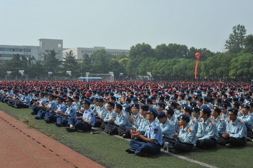 湖北工业大学举行2012年新生开学典礼暨军训动员大会