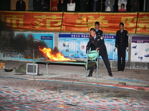 通化师范学院开展2012级新生消防演练活动