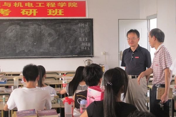 校领导深入物机学院开展导师制、“两访两创”活动