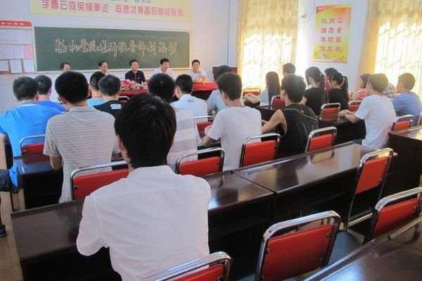 校领导深入物机学院开展导师制、“两访两创”活动