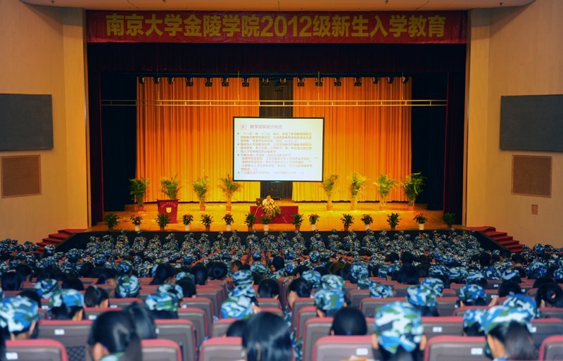 王殿祥院长为2012级新生做入学教育报告