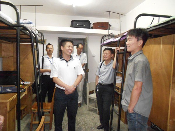 校领导视察迎新工作并看望新生