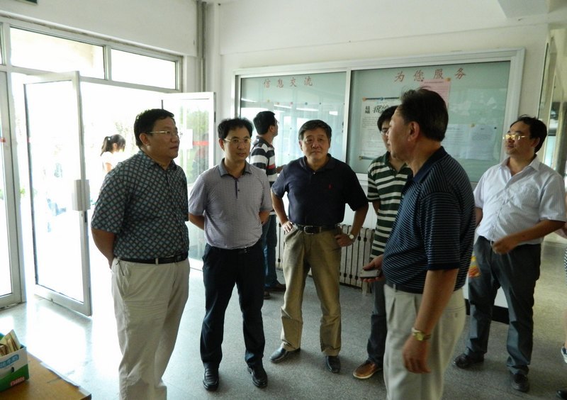 文经学院：领导上阵，为新生舒适入学把关