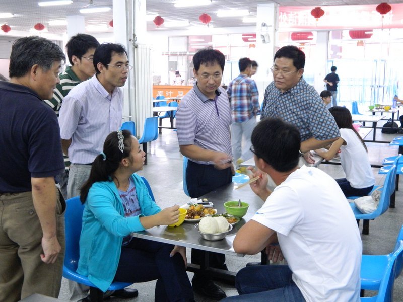 文经学院：领导上阵，为新生舒适入学把关